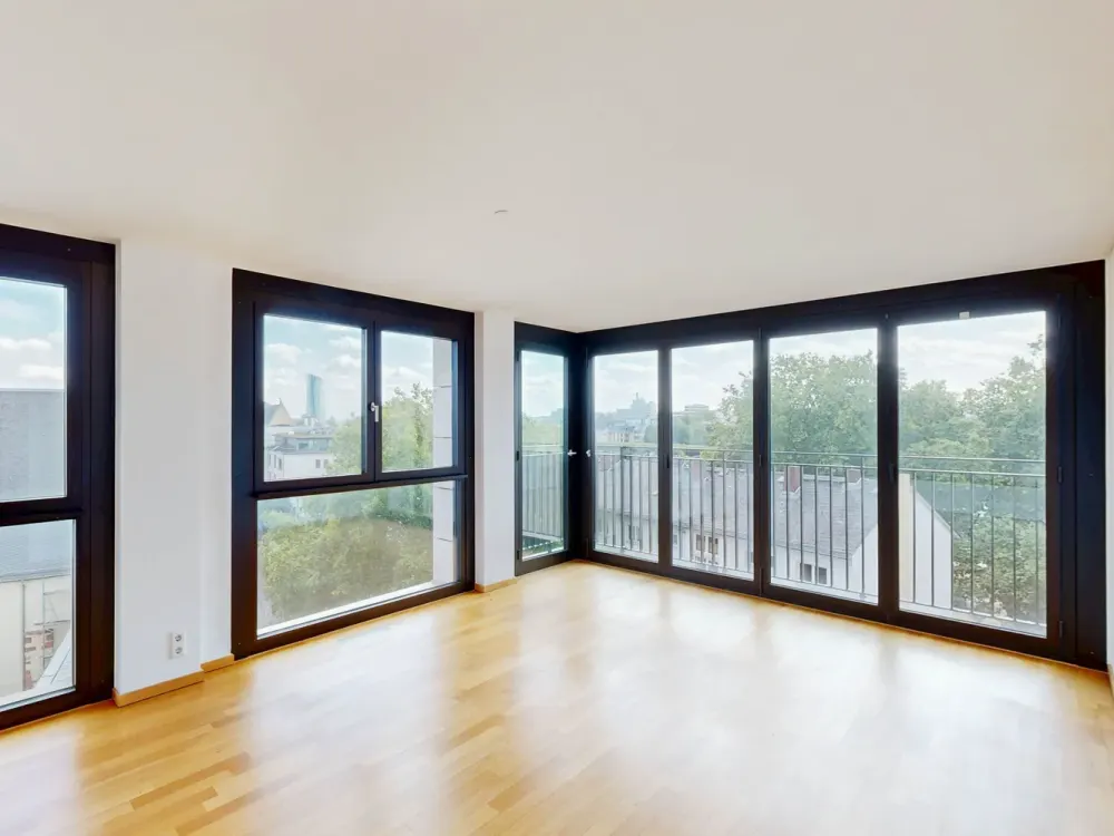 Urban Living: 3-Room Apartment with a View
