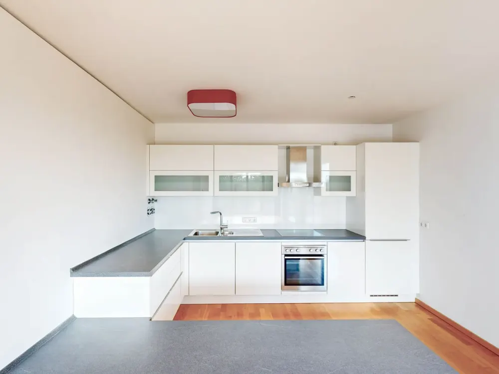 Urban Living: 3-Room Apartment with a View