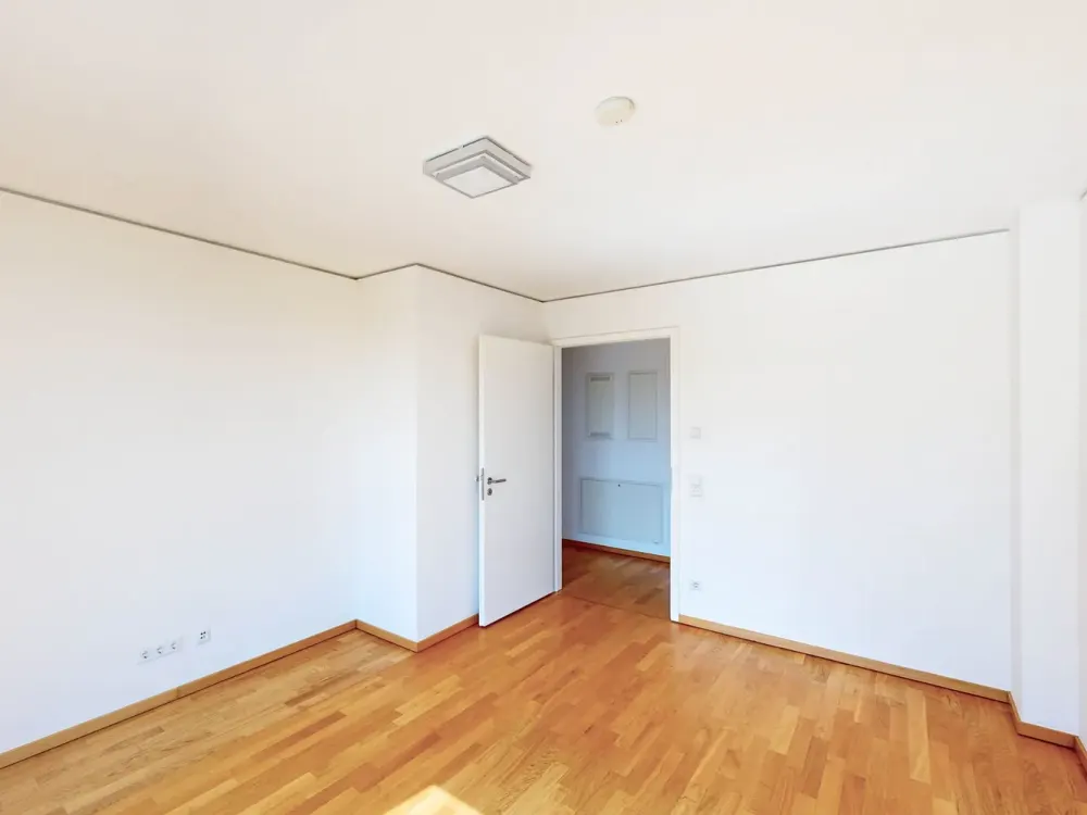 Urban Living: 3-Room Apartment with a View