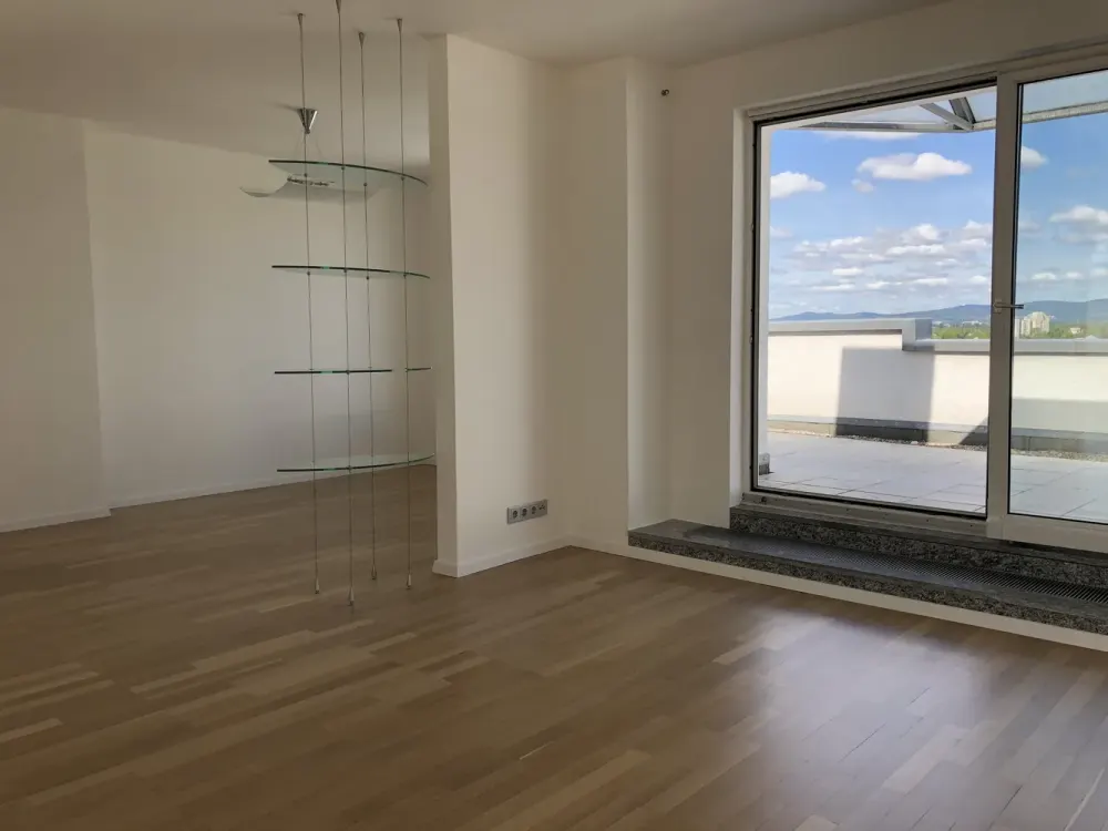 Wunderschöne helle Penthouse mit traumhaften Blicken in Bockenheim