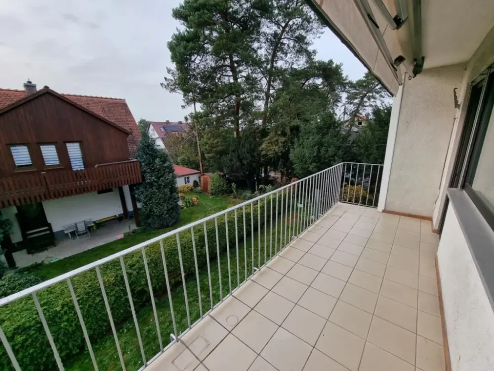 Helle 3 Zimmer-Wohnung mit Balkon und Carport
