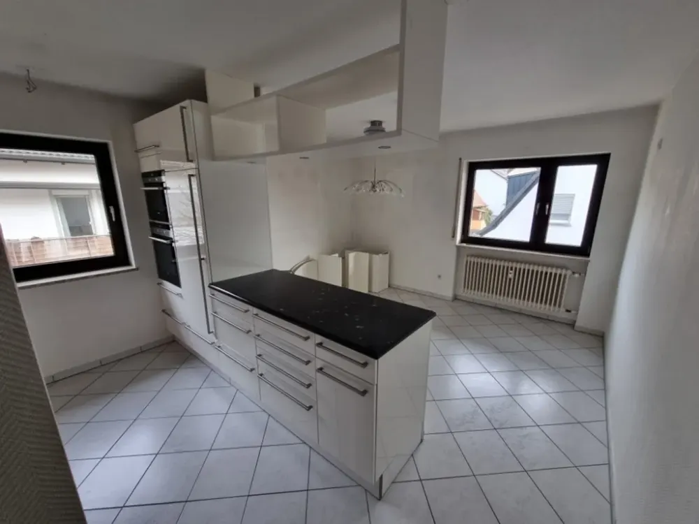 Bright 3-Room Apartment with Balcony and Carport