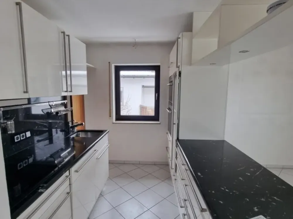 Bright 3-Room Apartment with Balcony and Carport