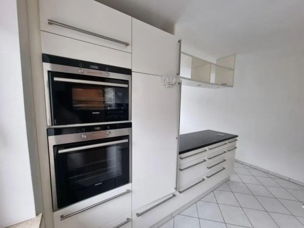 Bright 3-Room Apartment with Balcony and Carport