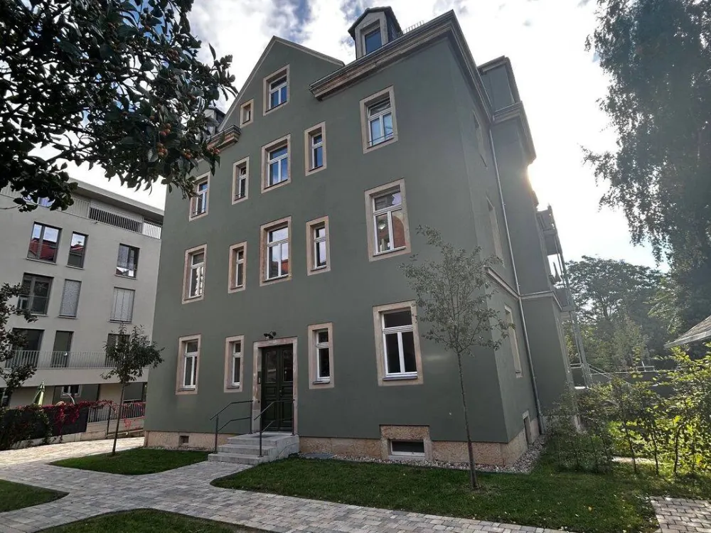 Entire Floor with Balcony and Private Garden!
