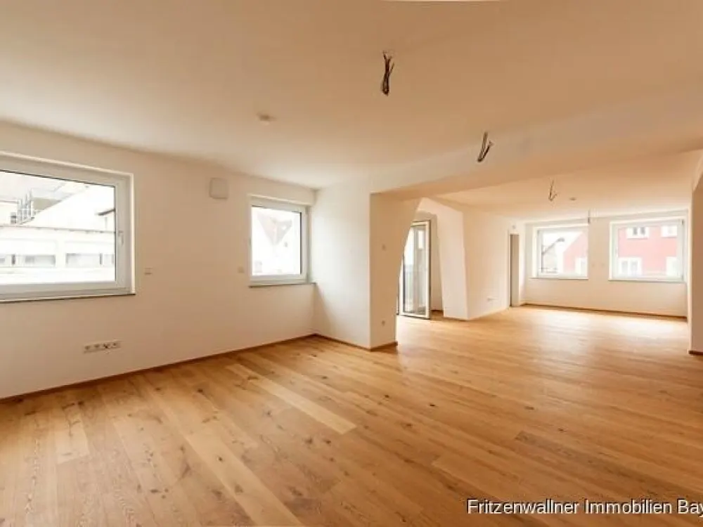 Helle 4,5-Zimmer-Wohnung mit Balkon & Aufzug