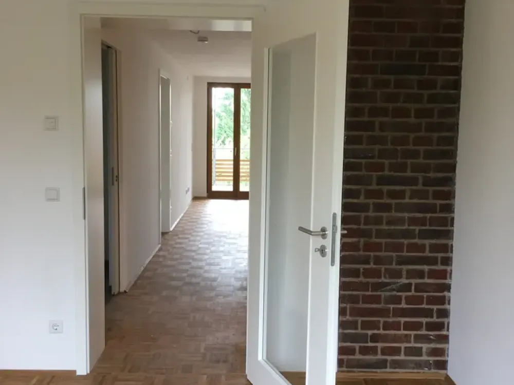 Münster-Mauritz: 2 rooms, fitted kitchen, bathroom, hallway, loggia with stairs to small garden, completely renovated