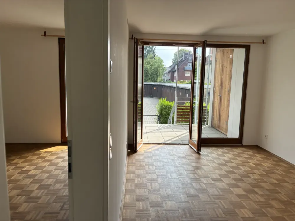 Münster-Mauritz: 2 rooms, fitted kitchen, bathroom, hallway, loggia with stairs to small garden, completely renovated