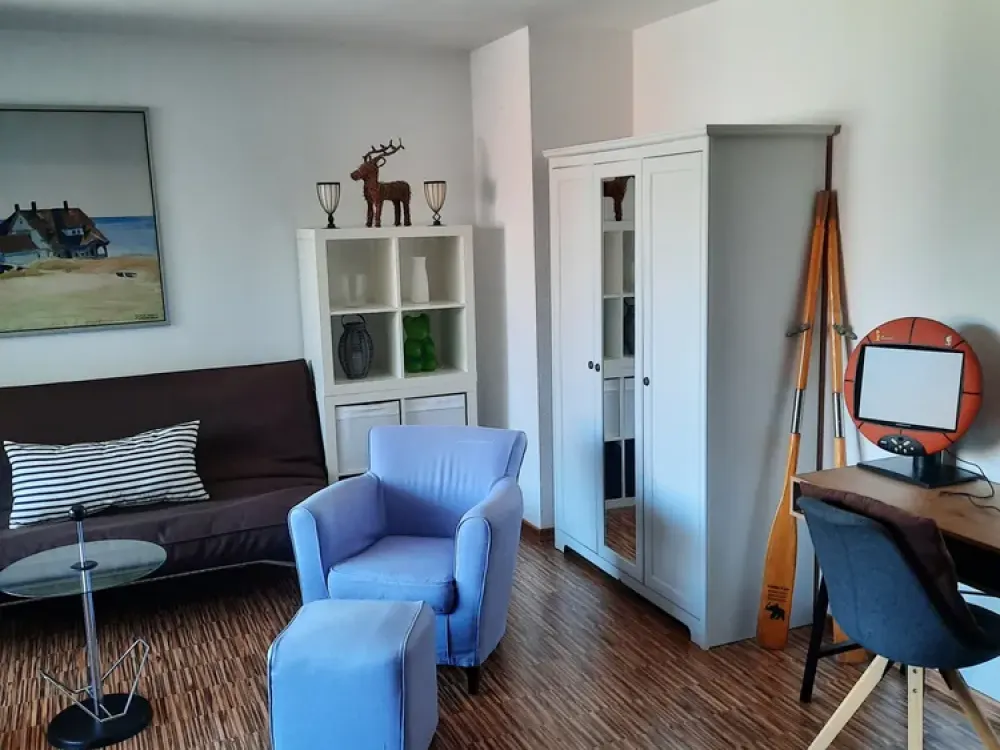 Beautiful Furnished Apartment with Balcony and Fitted Kitchen for Commuters