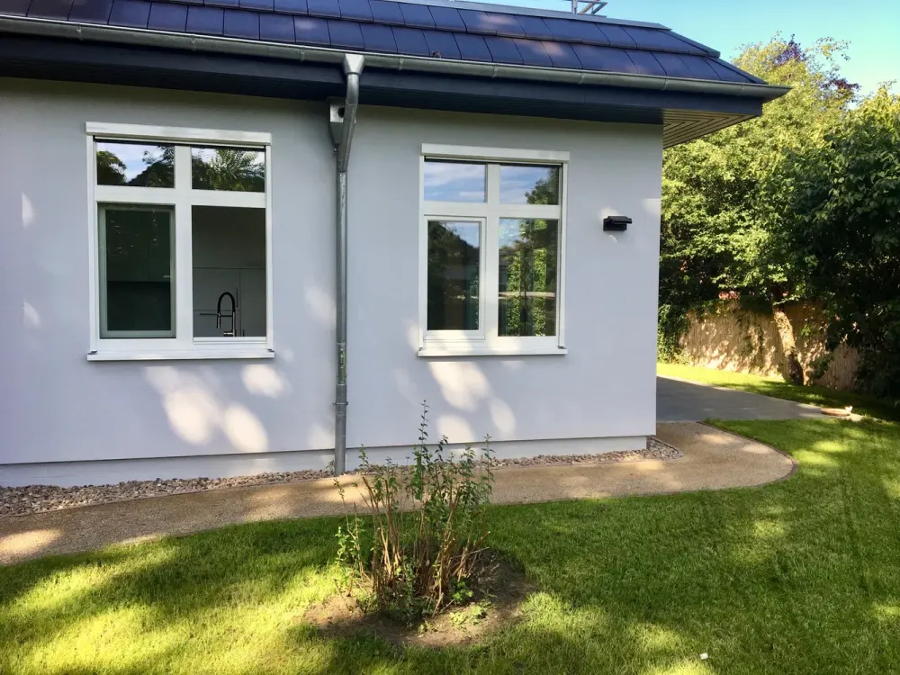 Bright, spacious, senior-friendly ground floor apartment with fitted kitchen, terrace and garden