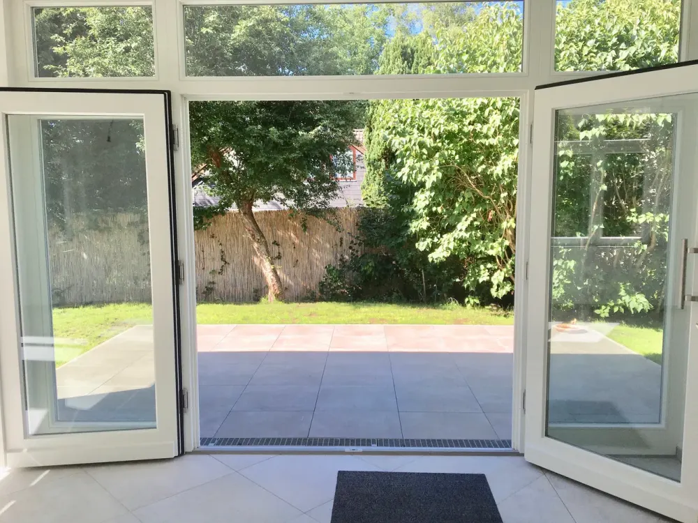 Bright, spacious, senior-friendly ground floor apartment with fitted kitchen, terrace and garden