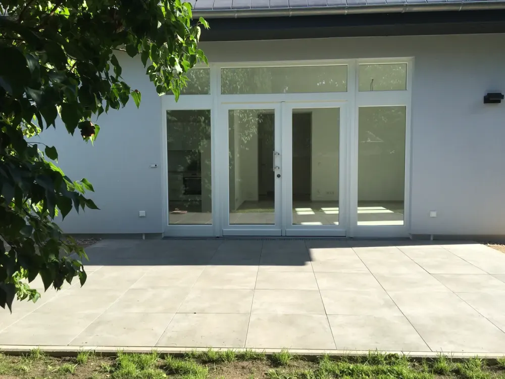 Bright, spacious, senior-friendly ground floor apartment with fitted kitchen, terrace and garden