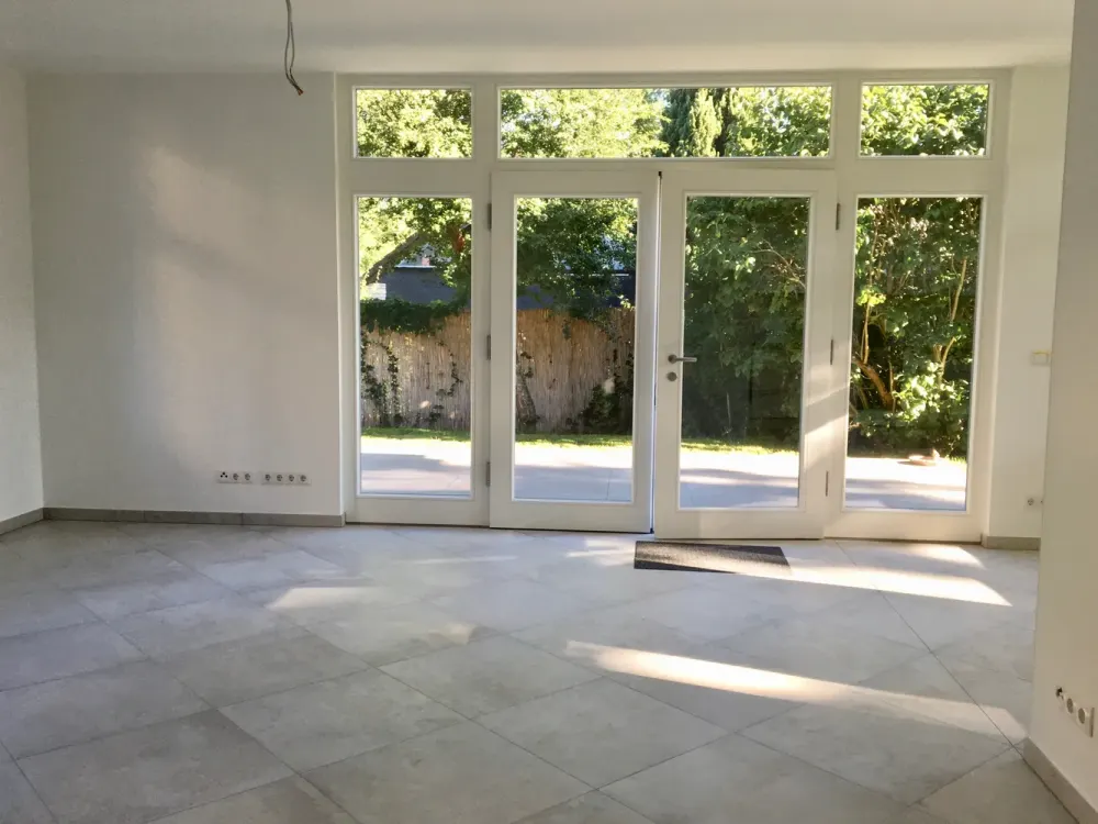 Bright, spacious, senior-friendly ground floor apartment with fitted kitchen, terrace and garden