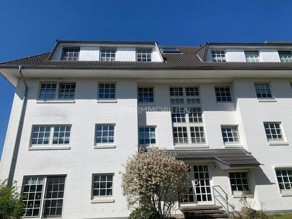 Great 3-Room Apartment on the 3rd Floor with West Balcony and Full Daylight Bathroom in the "Weißen Viertel"