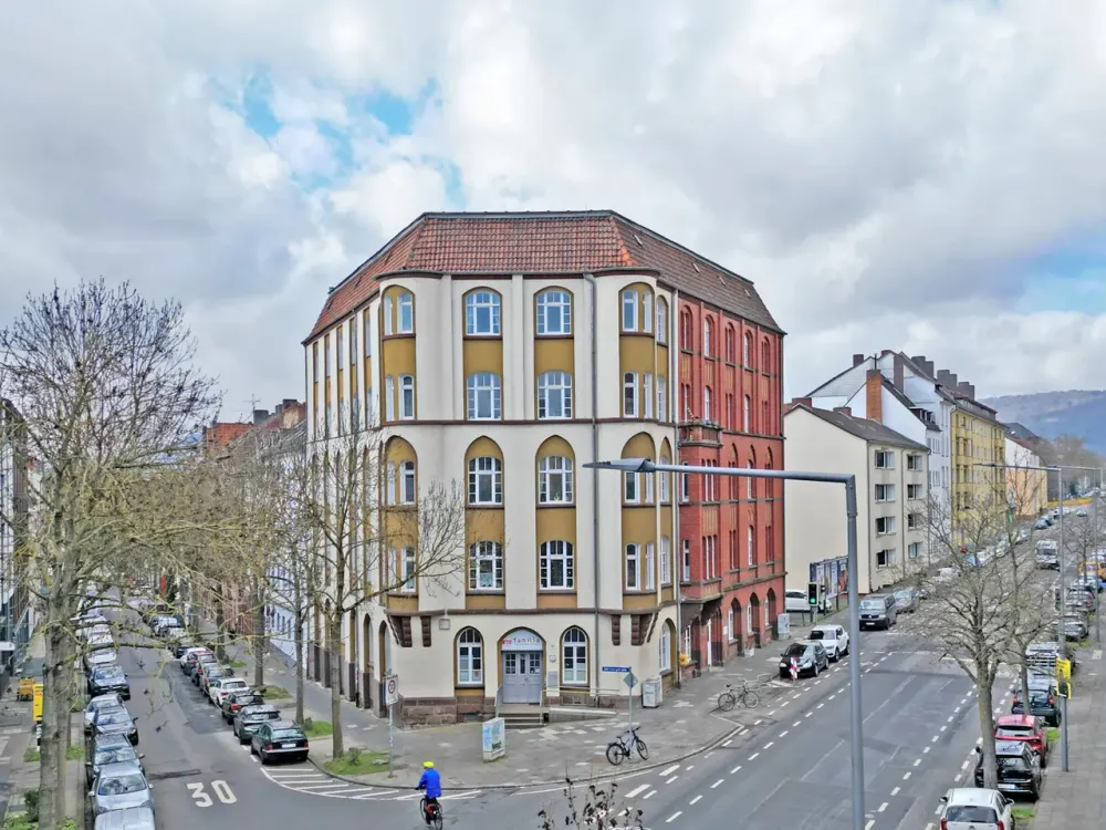 Spacious and Bright: 3-Room Old Building Apartment in Vorderer Westen