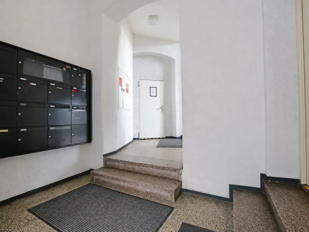 Spacious and Bright: 3-Room Old Building Apartment in Vorderer Westen