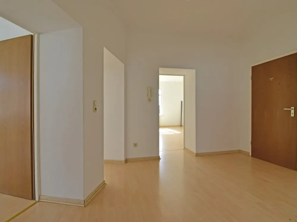 Spacious and Bright: 3-Room Old Building Apartment in Vorderer Westen