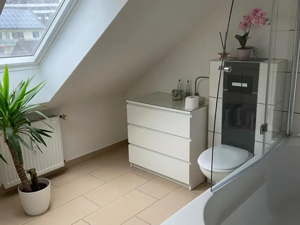 Beautiful 3-Room Attic Apartment with Balcony and Fitted Kitchen in Fuldabrück for Solvent Tenants