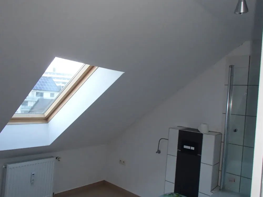 Beautiful 3-Room Attic Apartment with Balcony and Fitted Kitchen in Fuldabrück for Solvent Tenants