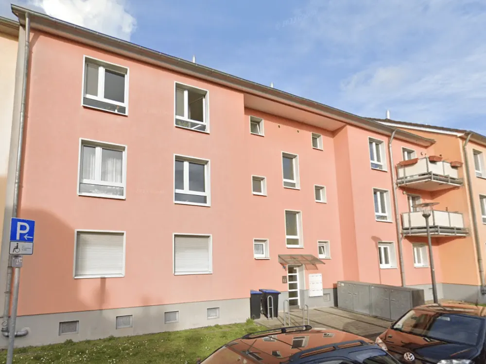 Spacious 3.5-Room Apartment in Popular Location of Köln-Poll