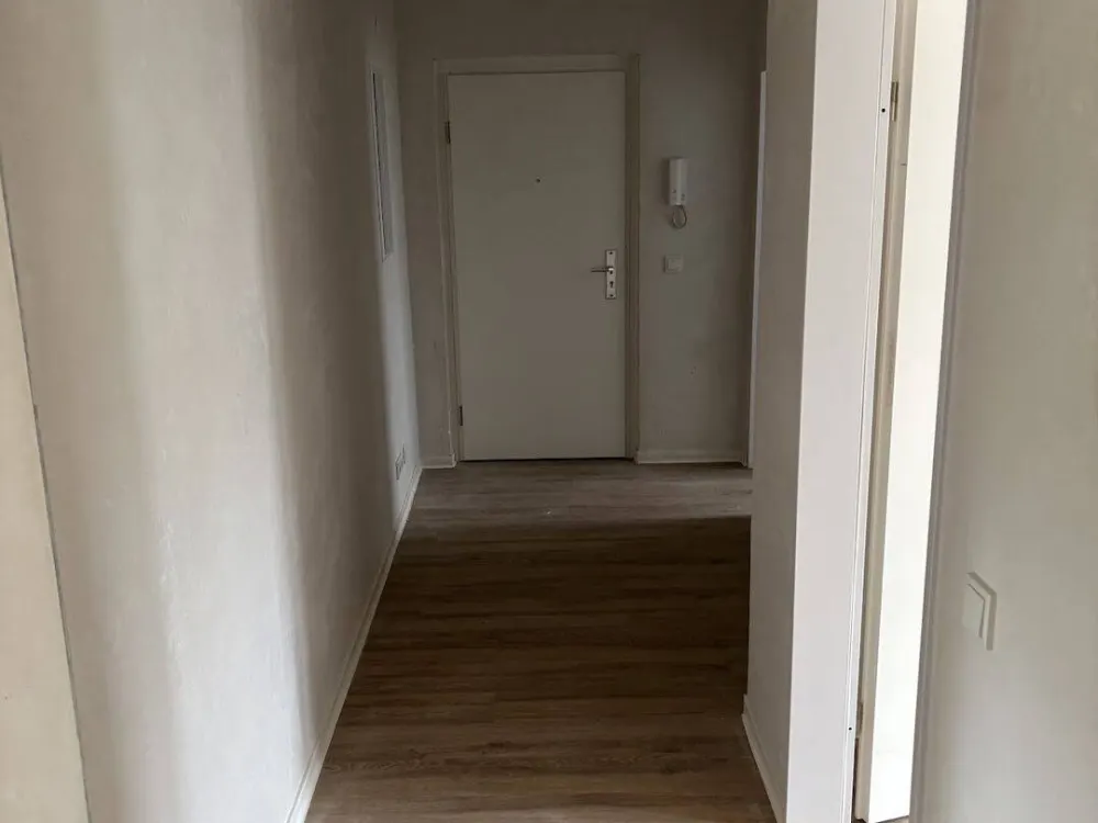 Spacious 3.5-Room Apartment in Popular Location of Köln-Poll