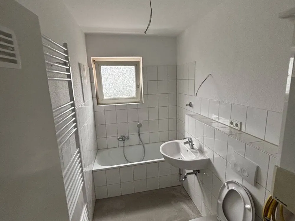 Spacious 3.5-Room Apartment in Popular Location of Köln-Poll