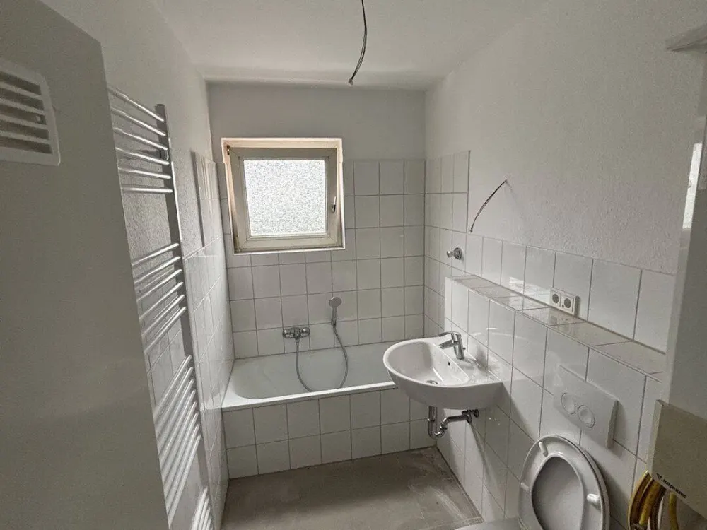 Spacious 3.5-Room Apartment in Popular Location of Köln-Poll
