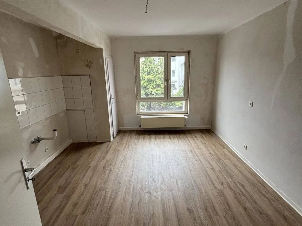 Spacious 3.5-Room Apartment in Popular Location of Köln-Poll