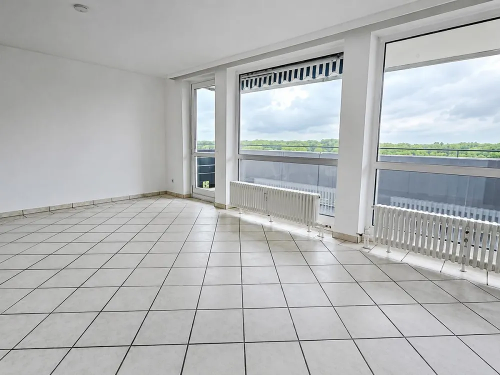 110 m² Living Comfort: Bright, Renovated 4-Room Apartment with Balcony