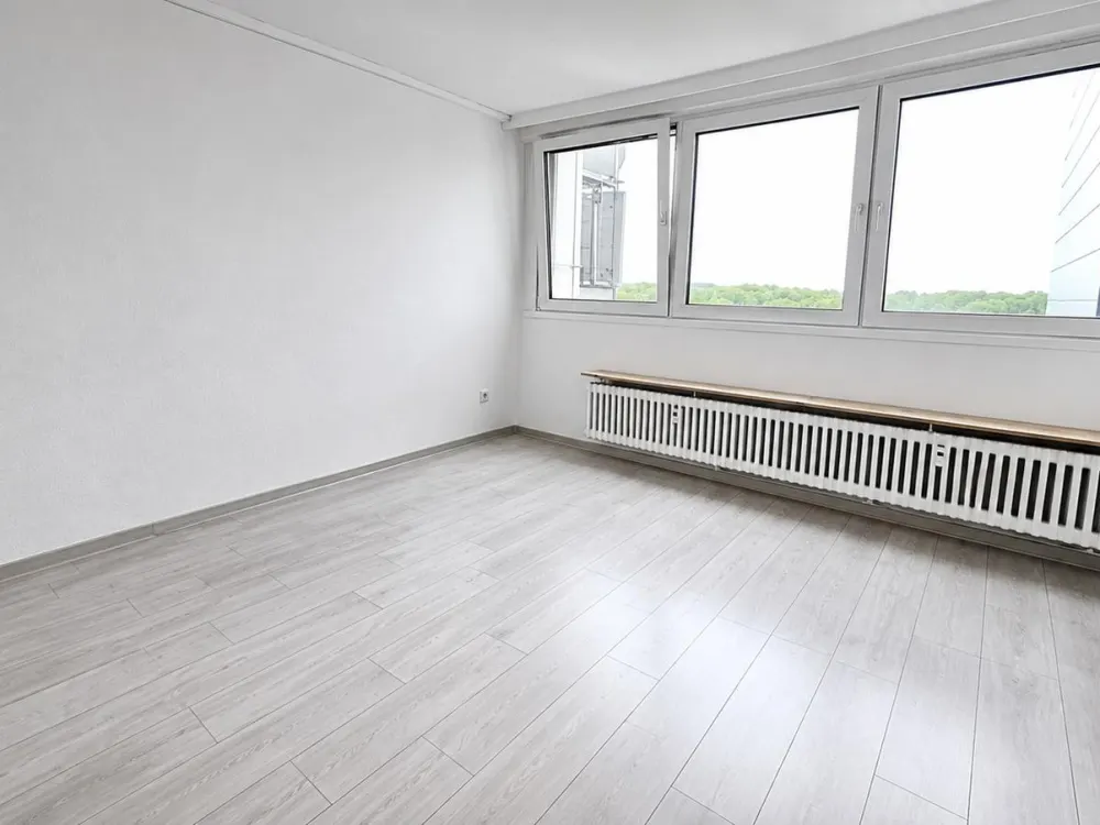 110 m² Living Comfort: Bright, Renovated 4-Room Apartment with Balcony