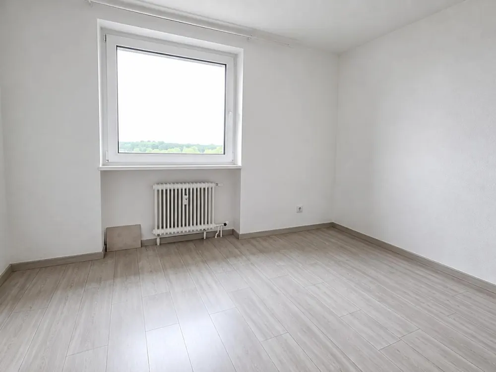 110 m² Living Comfort: Bright, Renovated 4-Room Apartment with Balcony