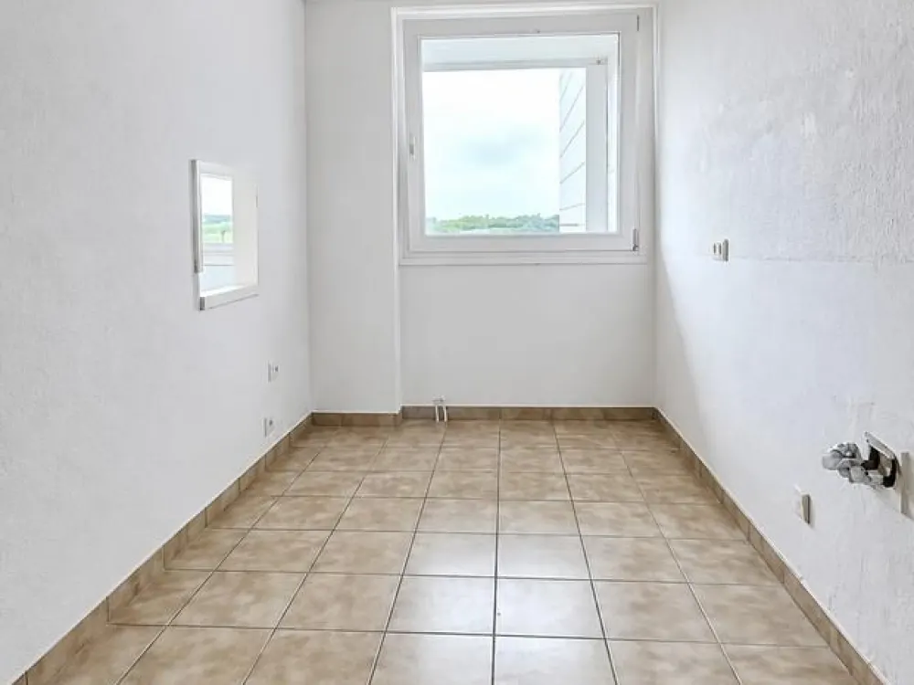 110 m² Living Comfort: Bright, Renovated 4-Room Apartment with Balcony
