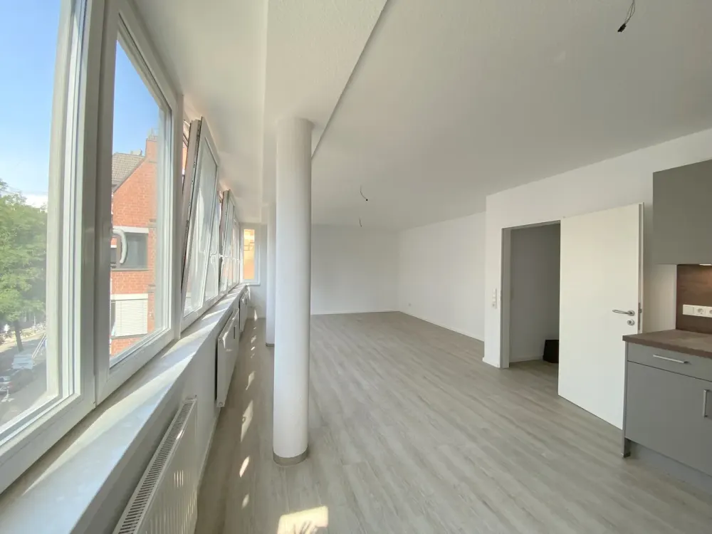 Second Occupancy After Renovation! Modern 2-Room Apartment (4th Floor) In the Heart of Bremen City