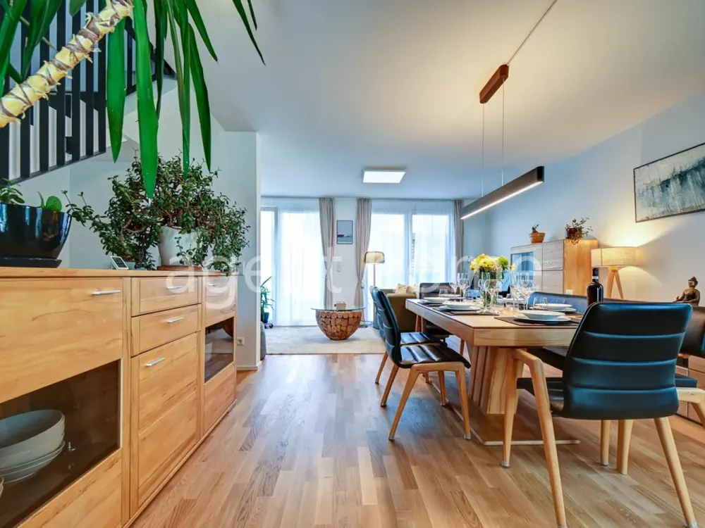 MÖBLIERT - EIN ORT DER SPITZENKLASSE - Wunderschönes Haus mit Garten