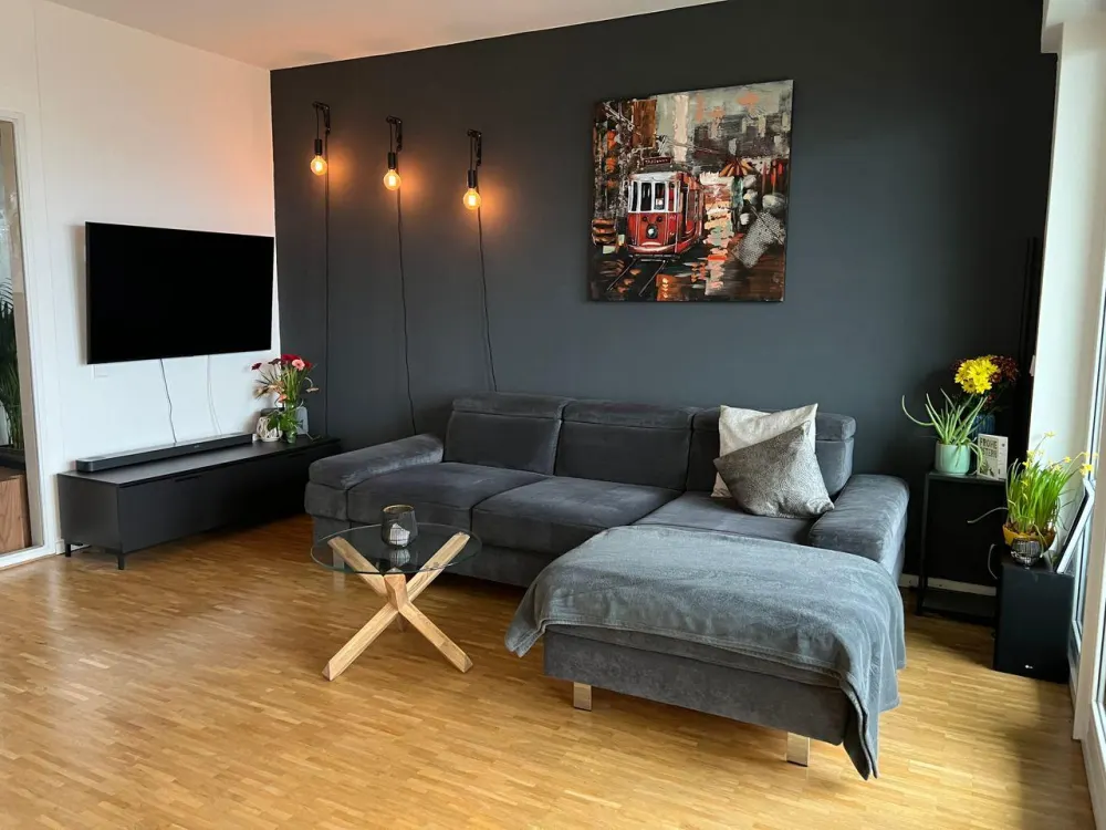 Bright, Fully Furnished 2-Room Apartment with Park View