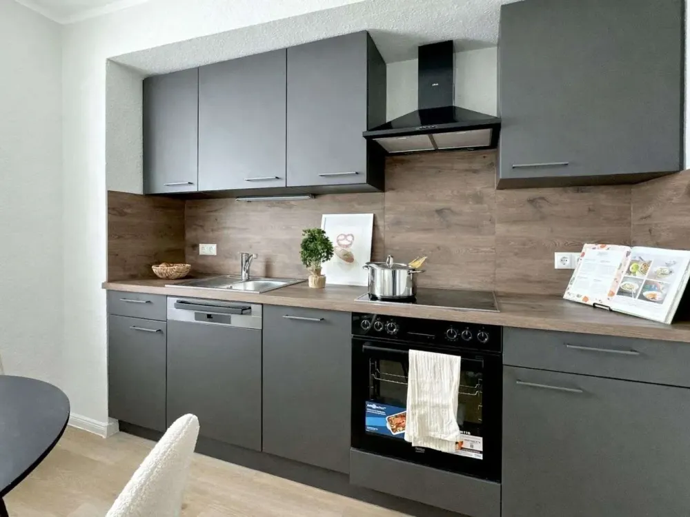 Erstbezug nach Sanierung: Moderne 2-Zi.-DG-Wohnung mit Einbauküche und PKW-Stellplatz