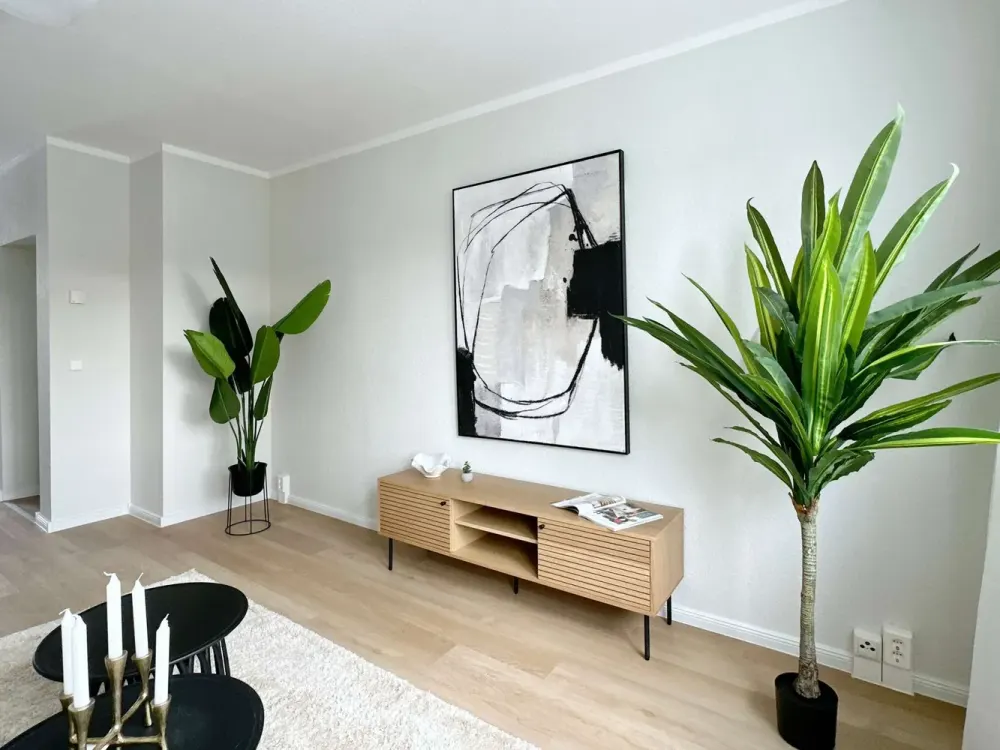 Erstbezug nach Sanierung: Moderne 2-Zi.-DG-Wohnung mit Einbauküche und PKW-Stellplatz