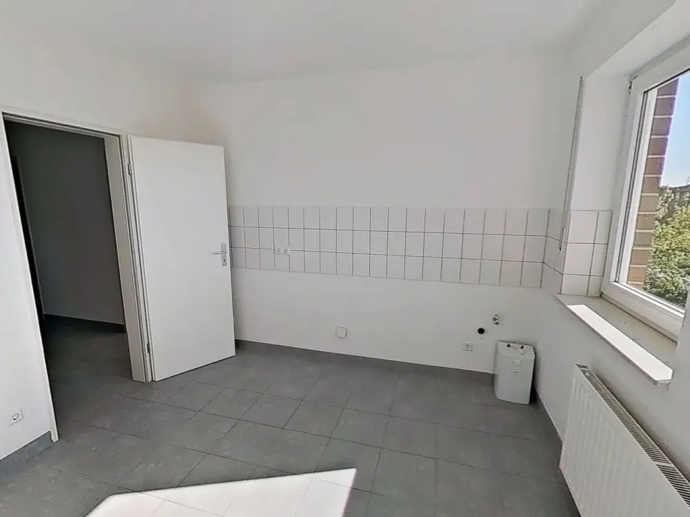Spacious Space Wonder: Bright 2-Room Apartment with Balcony in Paderborn-Dahl