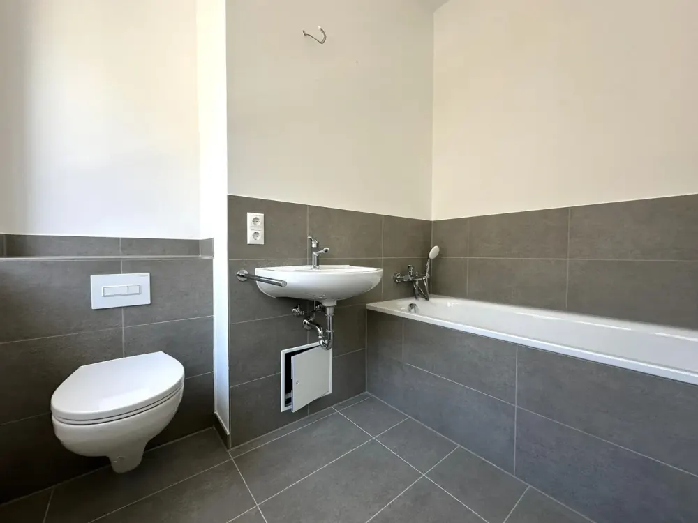 3 Rooms | Balcony | Renovated Old Building, Living in Zentrum-Ost | Optional with Fitted Kitchen