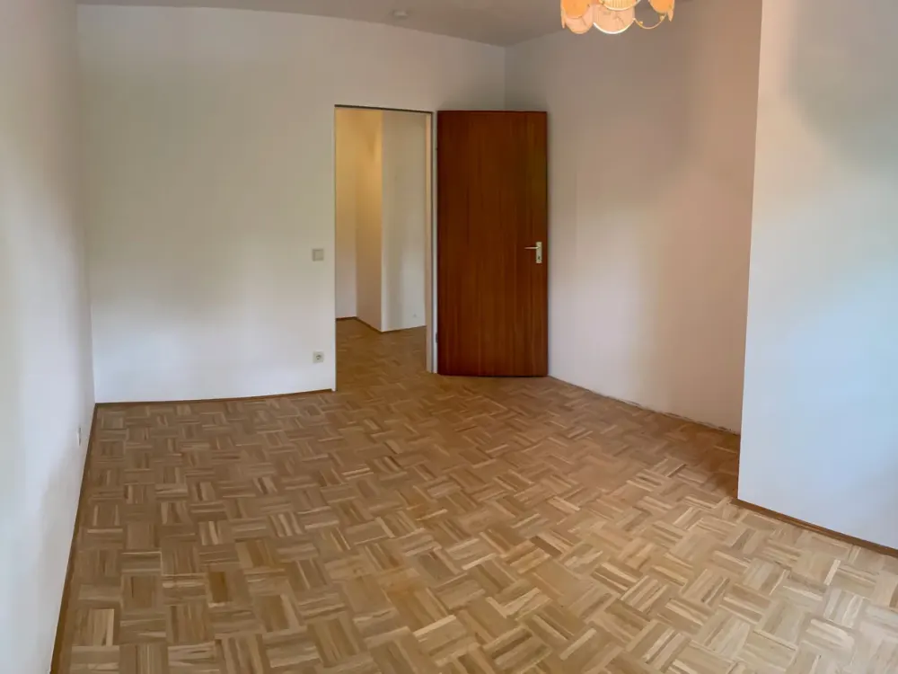 Zwei Zimmer in Perlach: Helle Wohnung mit Balkon und U-Bahn vor der Tür