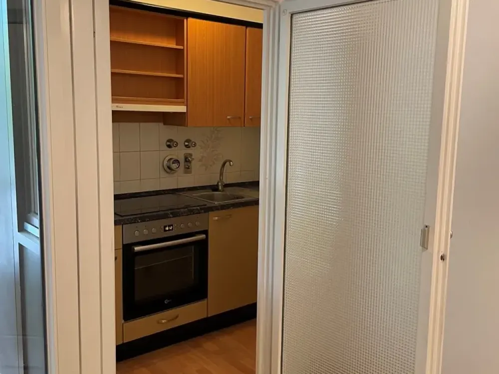 Zwei Zimmer in Perlach: Helle Wohnung mit Balkon und U-Bahn vor der Tür