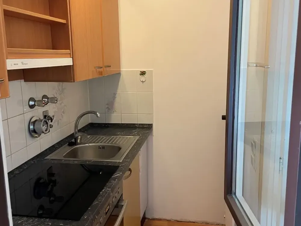 Zwei Zimmer in Perlach: Helle Wohnung mit Balkon und U-Bahn vor der Tür