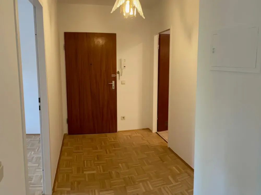 Zwei Zimmer in Perlach: Helle Wohnung mit Balkon und U-Bahn vor der Tür