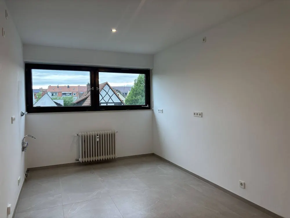Kernsanierte 3-Zimmerwohnung mit großem Balkon, Blick ins Grüne und Stellplatz