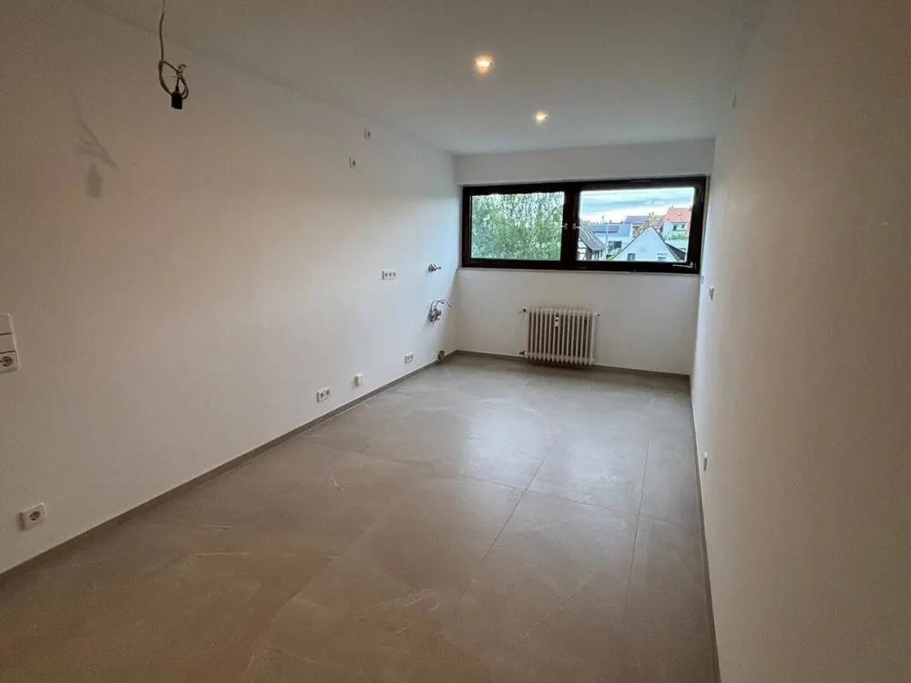 Kernsanierte 3-Zimmerwohnung mit großem Balkon, Blick ins Grüne und Stellplatz
