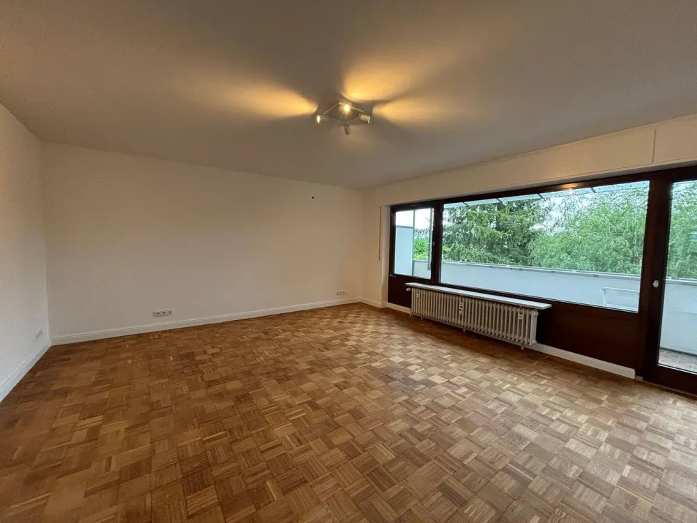 Kernsanierte 3-Zimmerwohnung mit großem Balkon, Blick ins Grüne und Stellplatz