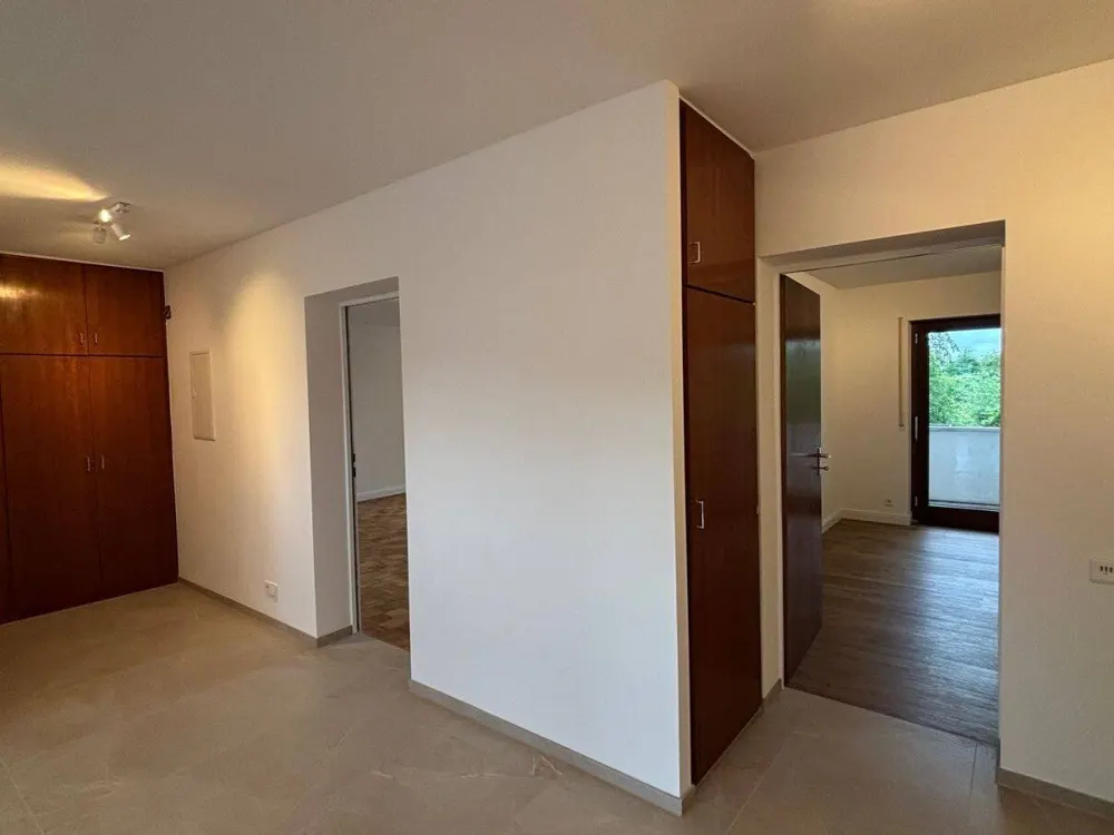 Kernsanierte 3-Zimmerwohnung mit großem Balkon, Blick ins Grüne und Stellplatz