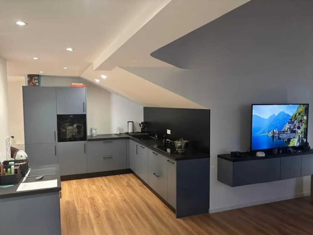 Modern 2.5-Room Apartment in Tower with Balcony, Air Conditioning, New Kitchen & Underground Parking Space