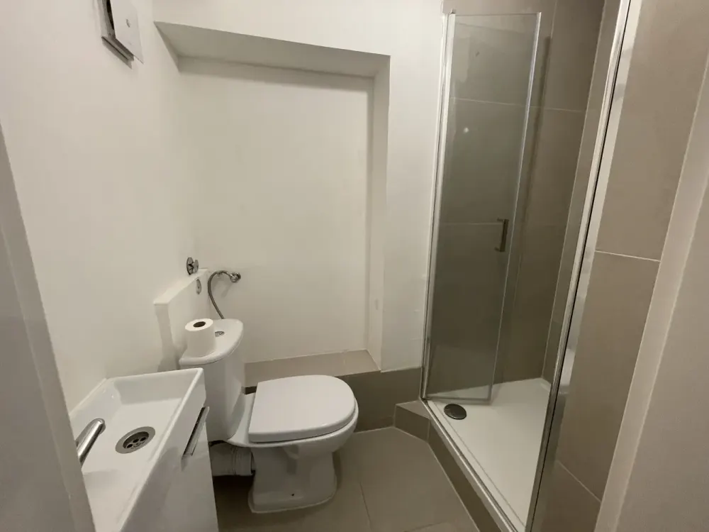 In Düsseldorf: Sanierte Wohnung mit 2 Zimmern und Terrasse