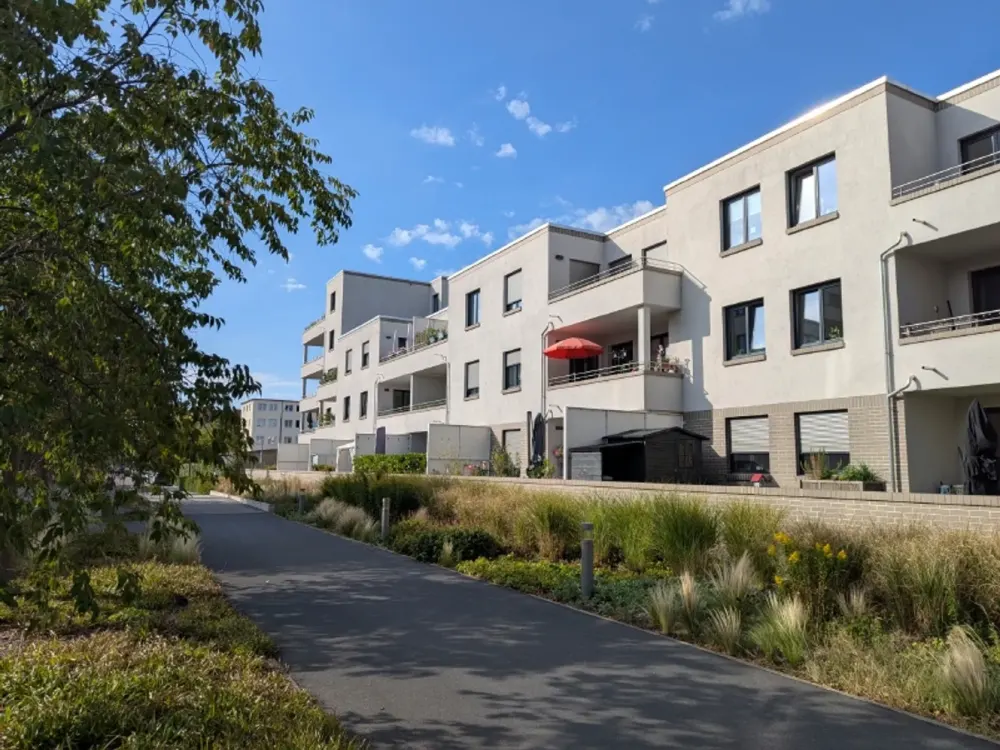 2 Bathrooms, 2 Balconies: Family Apartment in Striesen *** Built-in Kitchen Possible ***